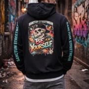 Sanctum Streetwear  Hooded Jacket Be yourself - navy   Klassische Sweatjacke mit Kapuze  Sweat-Qualität mit angerauter Innenseite  Doppellagige Kapuze mit Kordelzug  zwei Einschubtaschen  Neecktape  Bündchen mit Elasthan  Farbe: navy  Material: 80% Baumwolle, 20% Polyester Oberstoff ( 280g/ m²) 