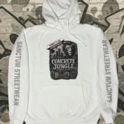 Weißer Hoodie mit Sanctum Streetwear Concrete Jungle Pic auf der Brust und auf den Ärmeln den Schriftzug SANCTUM STREETWEAR