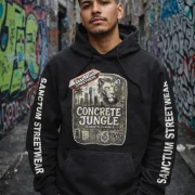 Schwarzen Hoodie mit Sanctum Streetwear Concrete Jungle Pic auf der Brust und auf den Ärmeln den Schriftzug SANCTUM STREETWEAR
