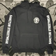 Schwarzer Hoodie mit Sanctum Streetwear Skull MC Logo auf der Brust und Schriftzug SANCTUM STREETWEAR auf den Ärmeln, sowie das Skull MC Logo groß auf dem Rücken