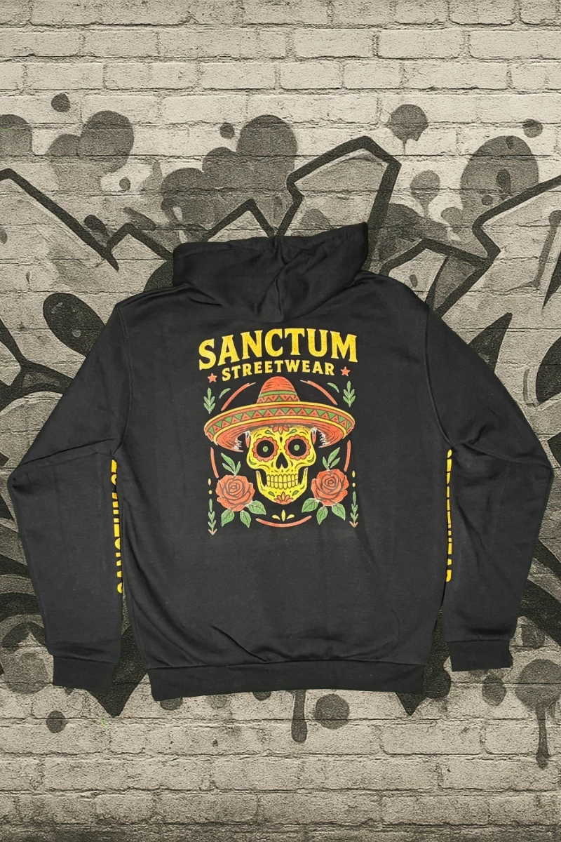 Schwarzer Hoodie mit Sanctum Streetwear Sombrero Logo auf der Brust und Schriftzug SANCTUM STREETWEAR auf den Ärmeln, sowie das Sombrero Logo groß auf dem Rücken