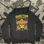 Schwarzer Hoodie mit Sanctum Streetwear Sombrero Logo auf der Brust und Schriftzug SANCTUM STREETWEAR auf den Ärmeln, sowie das Sombrero Logo groß auf dem Rücken