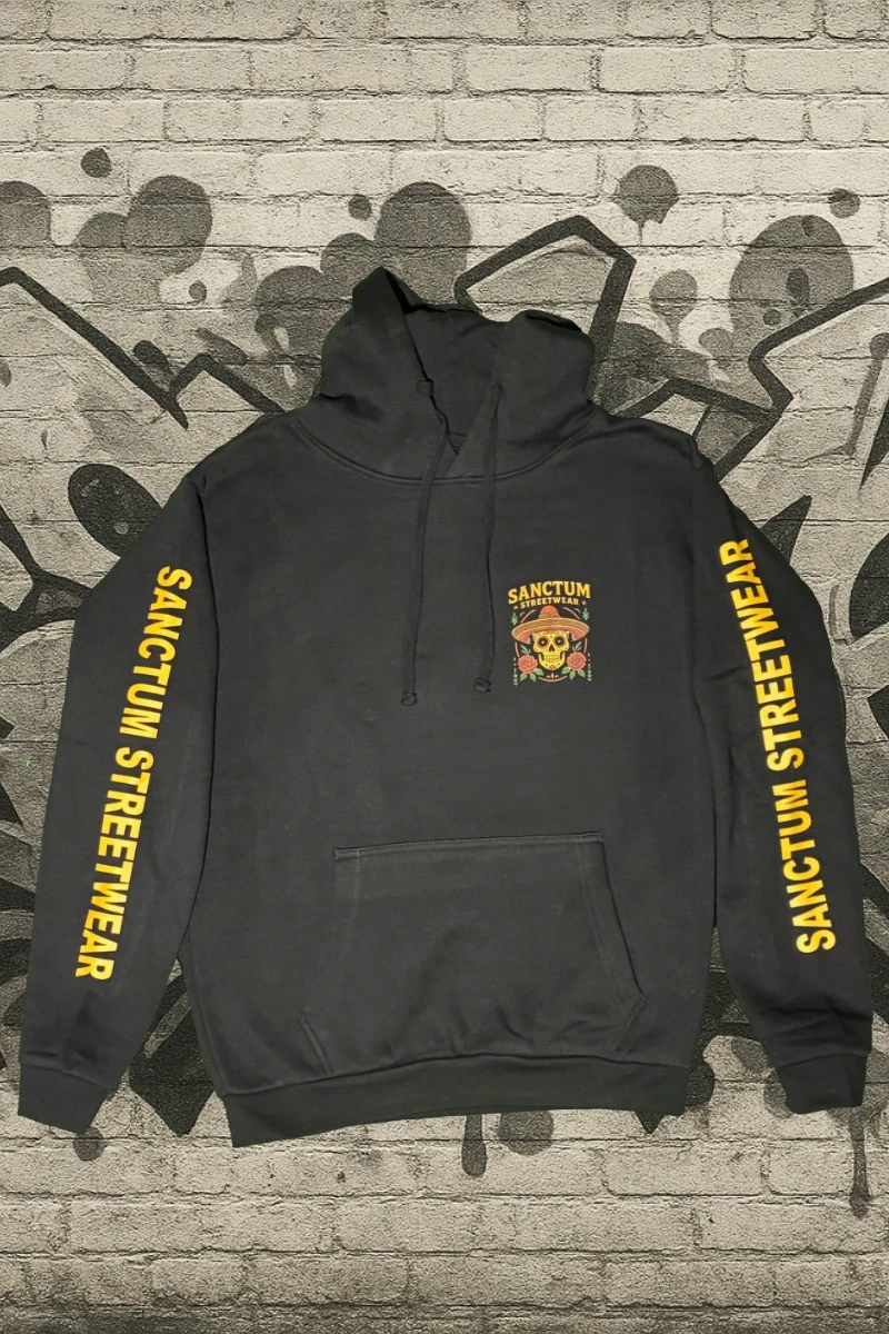 Schwarzer Hoodie mit Sanctum Streetwear Sombrero Logo auf der Brust und Schriftzug SANCTUM STREETWEAR auf den Ärmeln, sowie das Sombrero Logo groß auf dem Rücken
