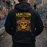 Schwarzer Hoodie mit Sanctum Streetwear Sombrero Logo auf der Brust und Schriftzug SANCTUM STREETWEAR auf den Ärmeln, sowie das Sombrero Logo groß auf dem Rücken