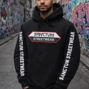Schwarzer Hoodie mit Sanctum Streetwear Logo auf der Brust und auf den Ärmeln den Schriftzug SANCTUM STREETWEAR