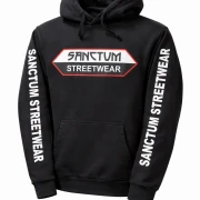 Schwarzer Hoodie mit Sanctum Streetwear Logo auf der Brust und auf den Ärmeln den Schriftzug SANCTUM STREETWEAR