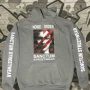 Dunkel grauer Hoodie mit Sanctum Streetwear Logo auf der Brust und Schriftzug SANCTUM STREETWEAR auf den Ärmeln