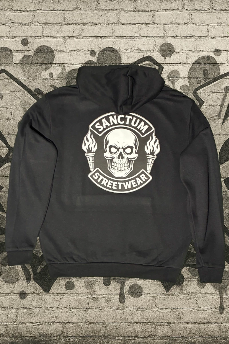 Schwarzer Hoodie mit Sanctum Streetwear Skull MC Logo auf der Brust und Schriftzug SANCTUM STREETWEAR auf den Ärmeln, sowie das Skull MC Logo groß auf dem Rücken