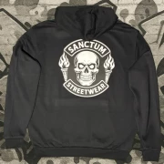 Schwarzer Hoodie mit Sanctum Streetwear Skull MC Logo auf der Brust und Schriftzug SANCTUM STREETWEAR auf den Ärmeln, sowie das Skull MC Logo groß auf dem Rücken