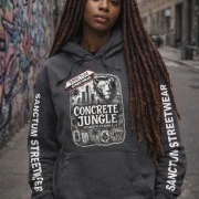 Dunkel grauer Hoodie mit Sanctum Streetwear Concrete Jungle Pic auf der Brust und auf den Ärmeln den Schriftzug SANCTUM STREETWEAR