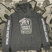 Dunkel grauer Hoodie mit Sanctum Streetwear Concrete Jungle Pic auf der Brust und auf den Ärmeln den Schriftzug SANCTUM STREETWEAR