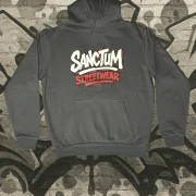 Dunkel grauer Hoodie mit Sanctum Streetwear Graffiti Logo auf der Brust