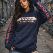 Dunkel blauer Hoodie mit Sanctum Streetwear Logo auf der Brust und auf den Ärmeln den Schriftzug SANCTUM STREETWEAR