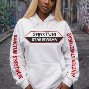 Weißer Hoodie mit Sanctum Streetwear Logo auf der Brust und auf den Ärmeln den Schriftzug SANCTUM STREETWEAR