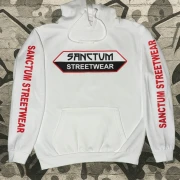 Weißer Hoodie mit Sanctum Streetwear Logo auf der Brust und auf den Ärmeln den Schriftzug SANCTUM STREETWEAR