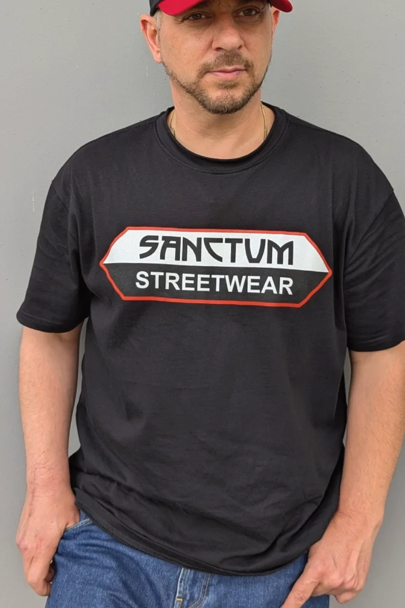 Schwarzes Oversized T-Shirt mit Sanctum Streetwear Logo auf der Brust
