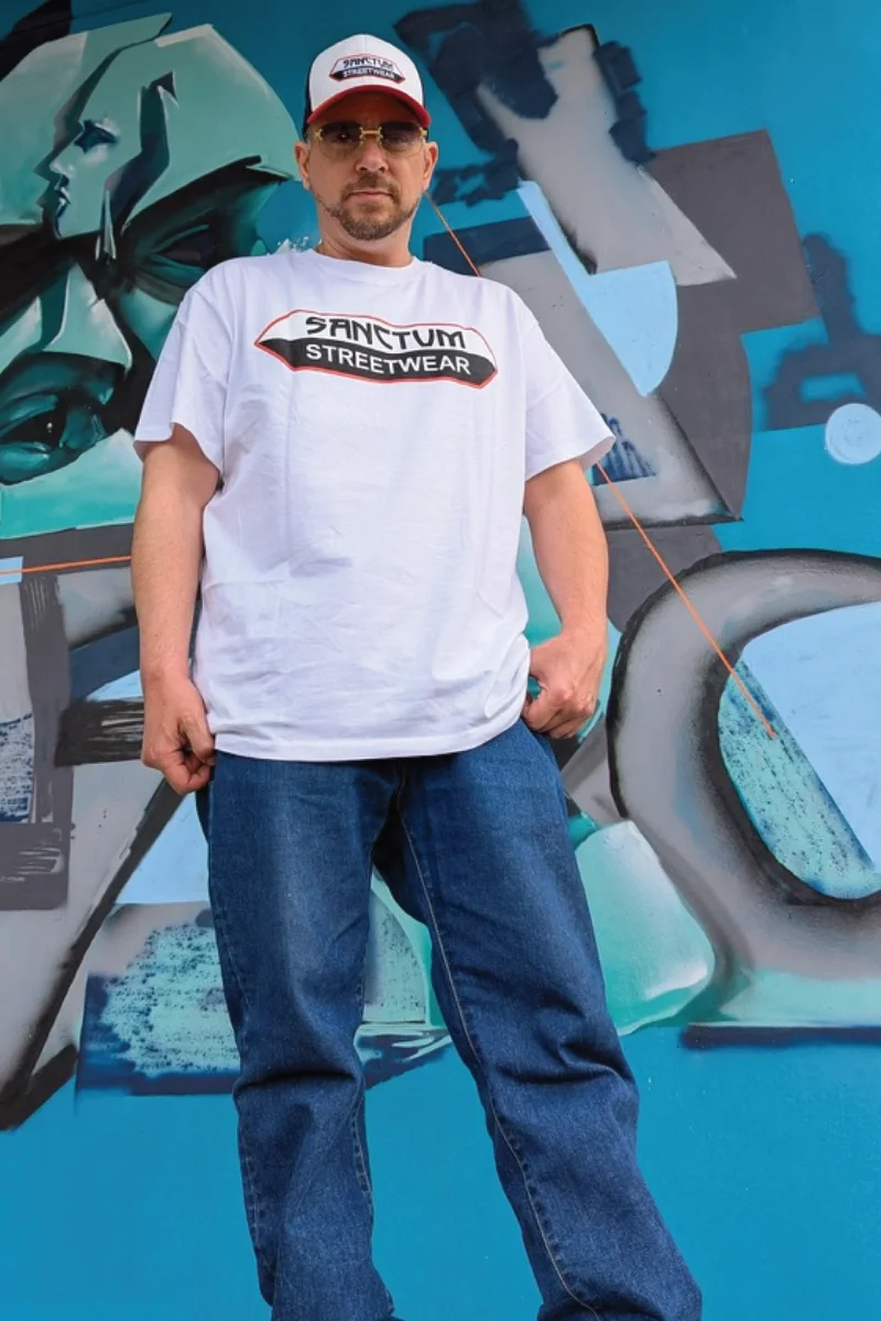 Weißes Oversized T-Shirt mit Sanctum Streetwear Logo auf der Brust