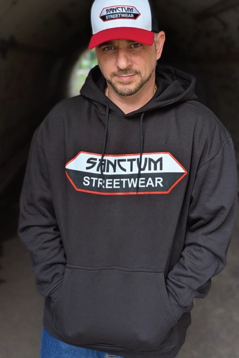 Schwarzen Oversized Hoodie mit Sanctum Streetwear Logo auf der Brust