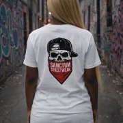 Weißes T-Shirt mit  Sanctum Streetwear Bandana Skull klein auf der Brust und auf dem Rücken in groß