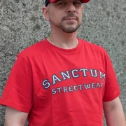 Sanctum Streetwear  T-Shirt College Style - red  Dieses Rundhals T-Shirt überzeugt durch seinen zeitlosen Schnitt und dem hohen Tragekomfort.    Klassischer Rundhalsausschnitt  Single Jersey    Material: 100% Baumwolle  Oberstoff ( 180g/ m²)