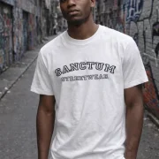 Weißes T-Shirt mit Aufdruck Sanctum Streetwear auf der Brust