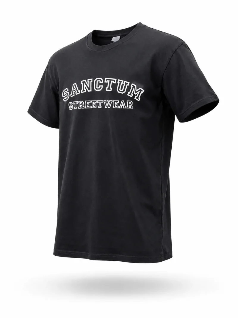 Sanctum Streetwear  T-Shirt College Style - black  Dieses Rundhals T-Shirt überzeugt durch seinen zeitlosen Schnitt und dem hohen Tragekomfort.    Klassischer Rundhalsausschnitt  Single Jersey    Material: 100% Baumwolle  Oberstoff ( 180g/ m²)v