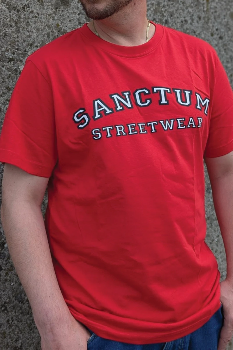 Sanctum Streetwear  T-Shirt College Style - red  Dieses Rundhals T-Shirt überzeugt durch seinen zeitlosen Schnitt und dem hohen Tragekomfort.    Klassischer Rundhalsausschnitt  Single Jersey    Material: 100% Baumwolle  Oberstoff ( 180g/ m²)