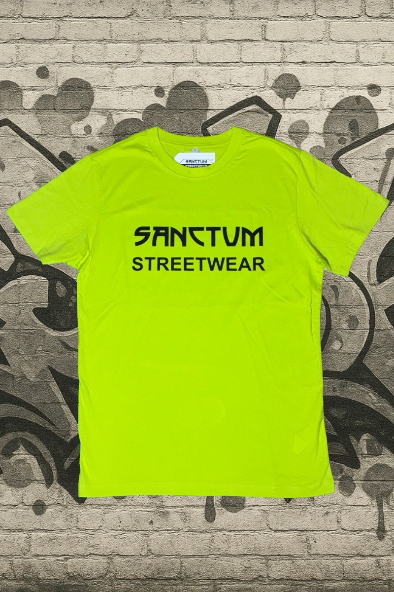 Gelbes T-Shirt mit schwarzem Aufdruck Sanctum Streetwear auf der Brust