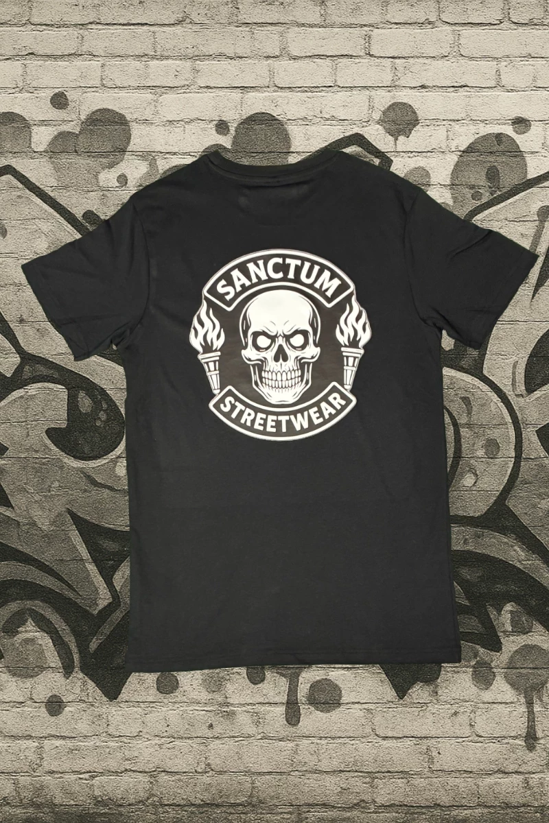 Schwarzes T-Shirt mit  Sanctum Streetwear Skull MC klein auf der Brust und auf dem Rücken in groß