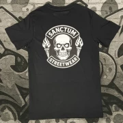 Schwarzes T-Shirt mit  Sanctum Streetwear Skull MC klein auf der Brust und auf dem Rücken in groß