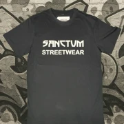 Schwarzes T-Shirt mit weißem Aufdruck Sanctum Streetwear auf der Brust
