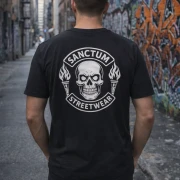 Schwarzes T-Shirt mit  Sanctum Streetwear Skull MC klein auf der Brust und auf dem Rücken in groß