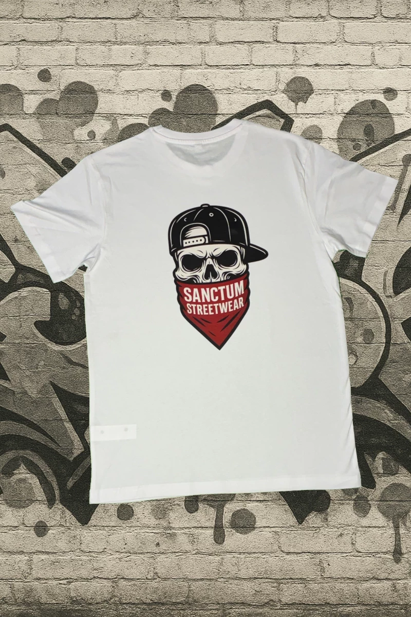 Weißes T-Shirt mit  Sanctum Streetwear Bandana Skull klein auf der Brust und auf dem Rücken in groß