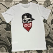 Weißes T-Shirt mit  Sanctum Streetwear Bandana Skull klein auf der Brust und auf dem Rücken in groß
