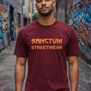 Burgundy farbliches T-Shirt mit orangem Aufdruck Sanctum Streetwear auf der Brust