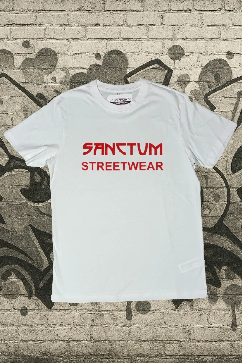 Weißes T-Shirt mit rotem Aufdruck Sanctum Streetwear auf der Brust