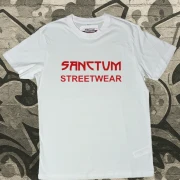 Weißes T-Shirt mit rotem Aufdruck Sanctum Streetwear auf der Brust