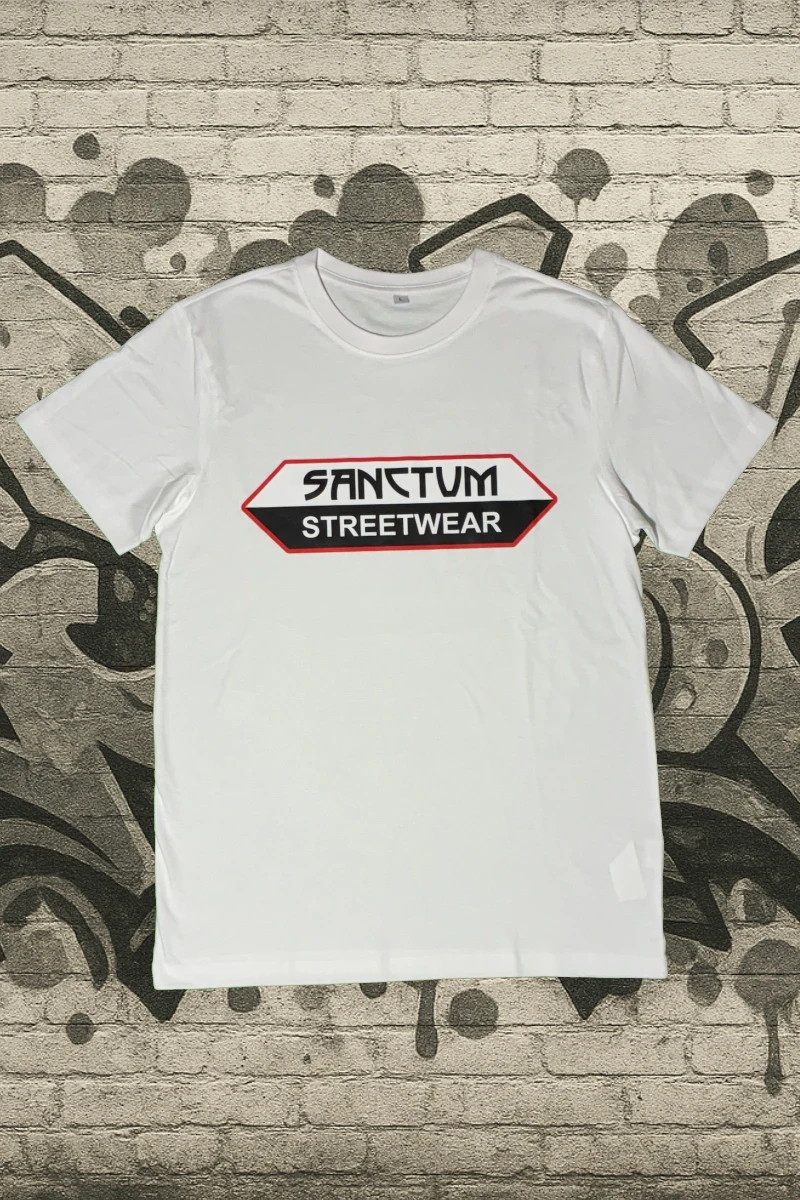 Weißes T-Shirt mit  Sanctum Streetwear Logo auf der Brust