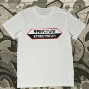 Weißes T-Shirt mit  Sanctum Streetwear Logo auf der Brust